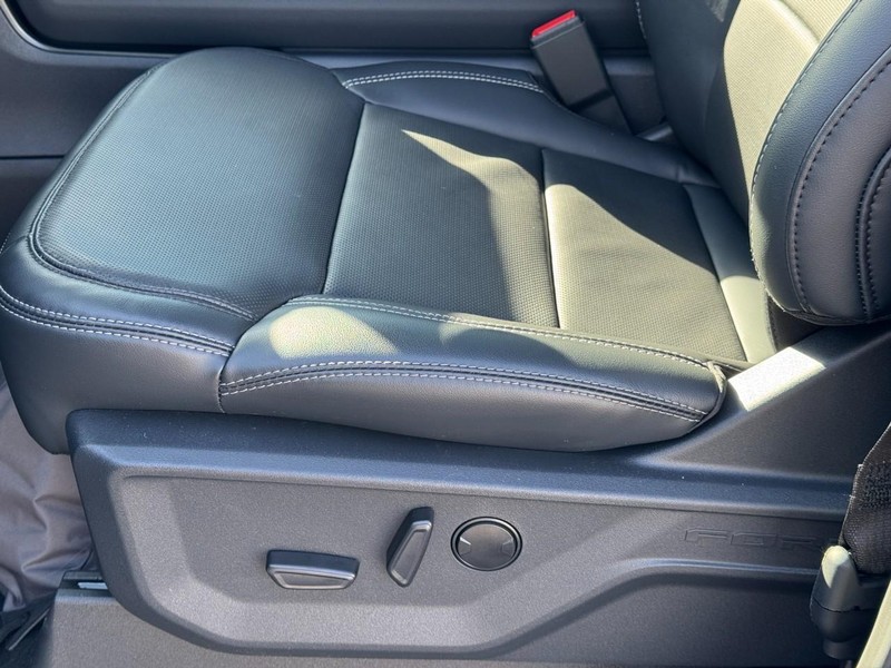 Ford Expedition Max Vehicle Full-screen Gallery Image 12