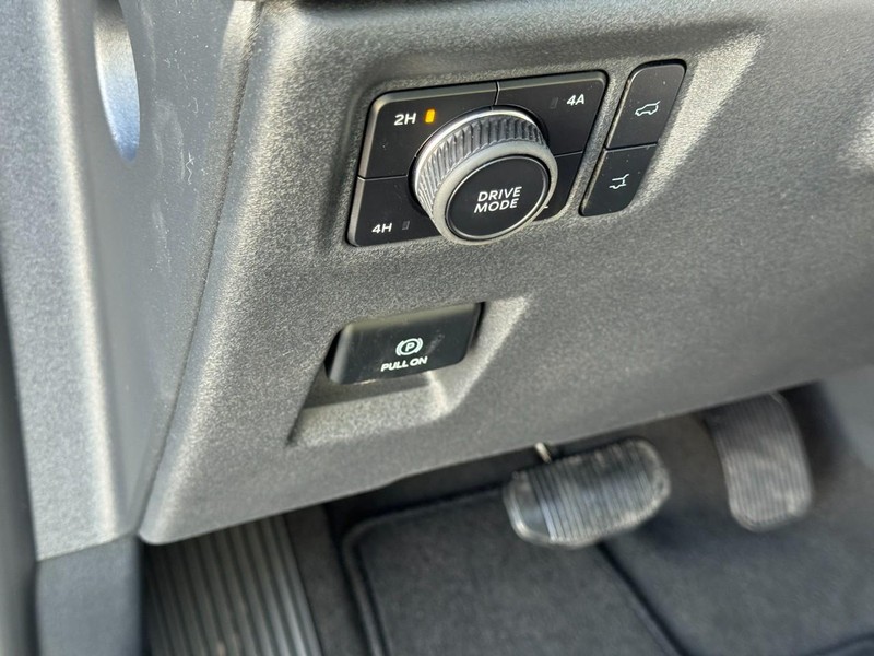 Ford Expedition Max Vehicle Full-screen Gallery Image 13