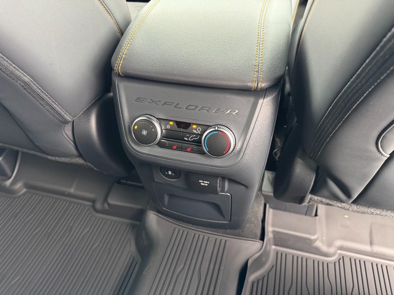 Ford Explorer Vehicle Image 12