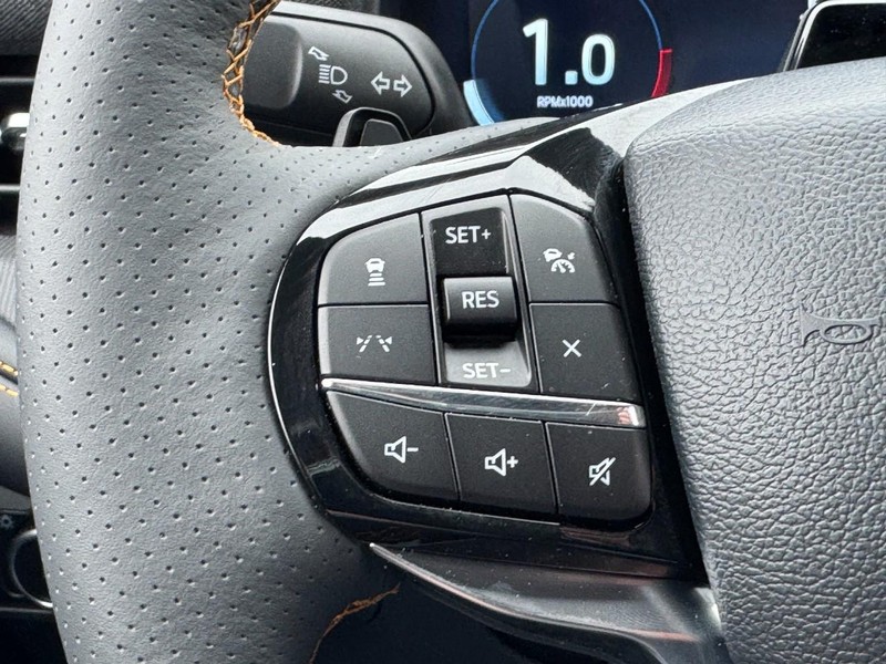 Ford Explorer Vehicle Image 17