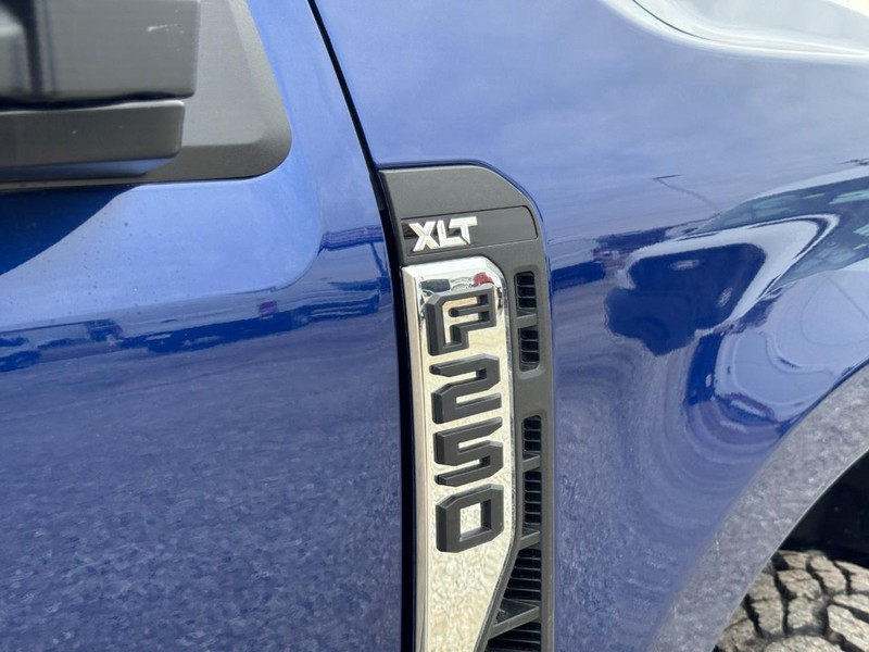 Ford Super Duty F-250 SRW Vehicle Image 12