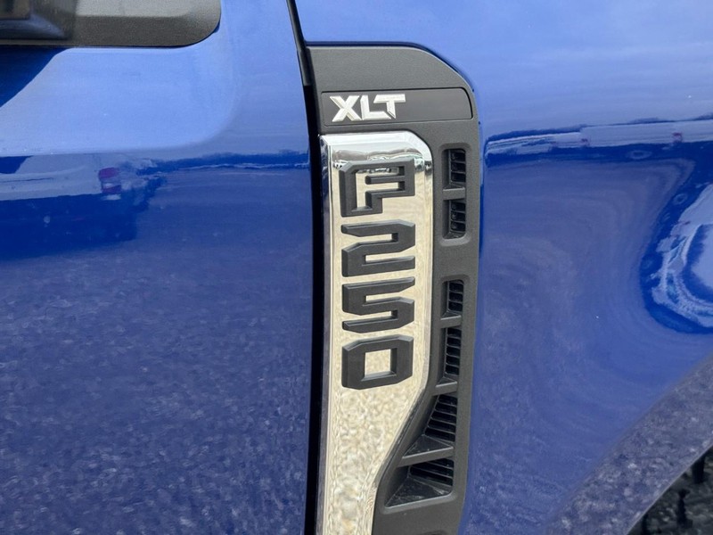 Ford Super Duty F-250 SRW Vehicle Image 12