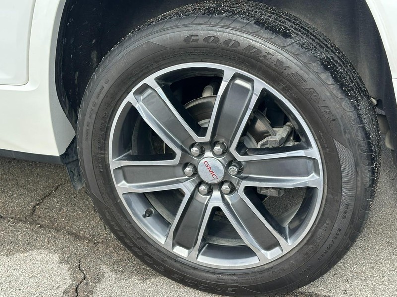 GMC Acadia Vehicle Full-screen Gallery Image 6