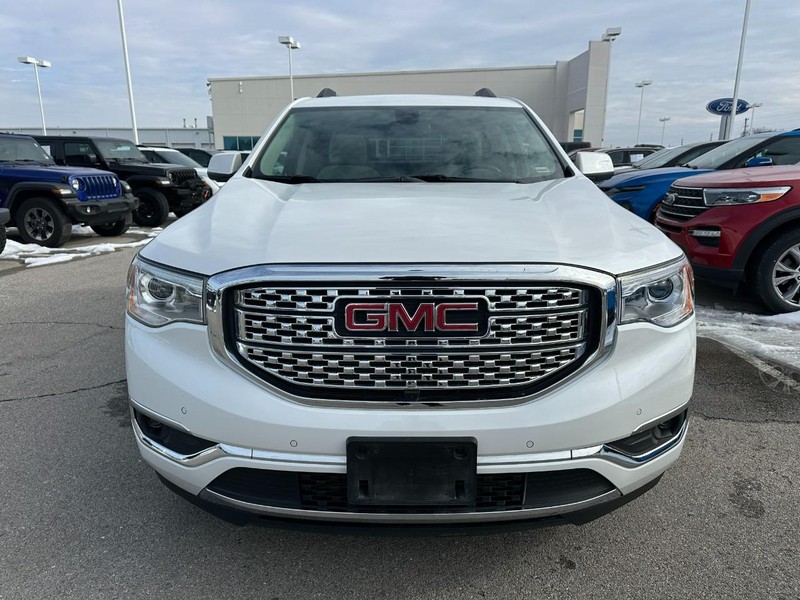 GMC Acadia Vehicle Full-screen Gallery Image 9