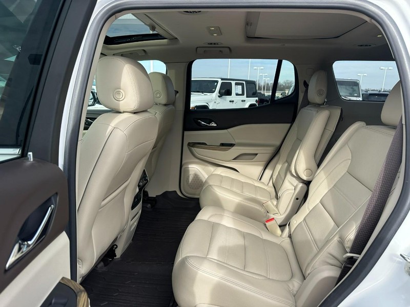 GMC Acadia Vehicle Full-screen Gallery Image 10