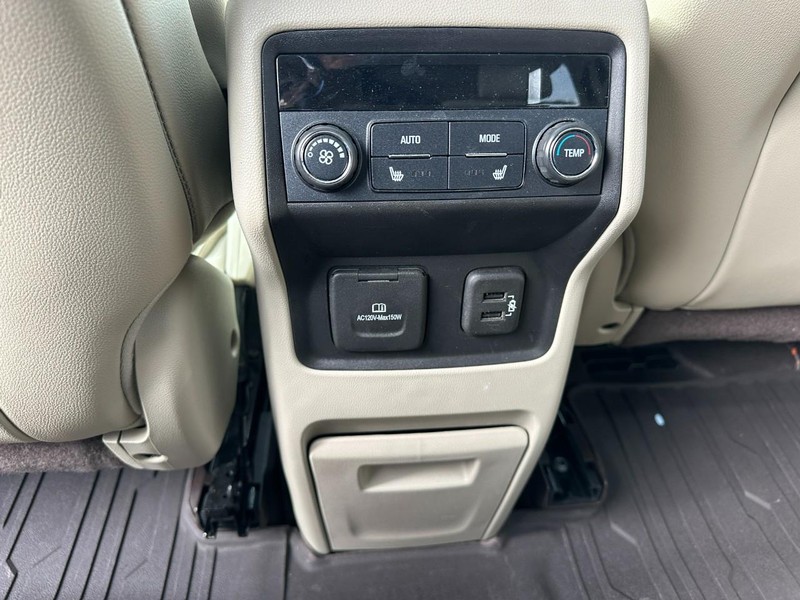 GMC Acadia Vehicle Full-screen Gallery Image 11