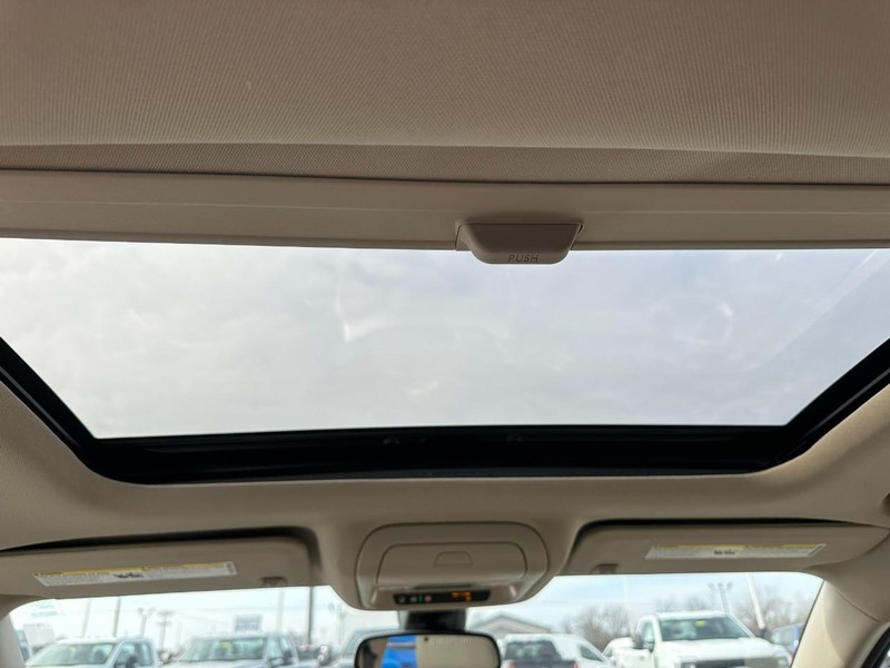 GMC Acadia Vehicle Full-screen Gallery Image 12