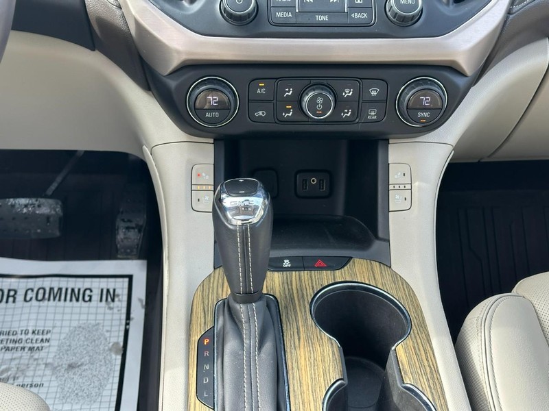 GMC Acadia Vehicle Full-screen Gallery Image 16