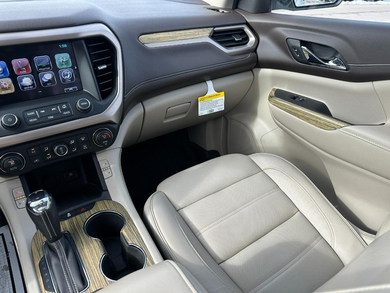 GMC Acadia Vehicle Full-screen Gallery Image 17