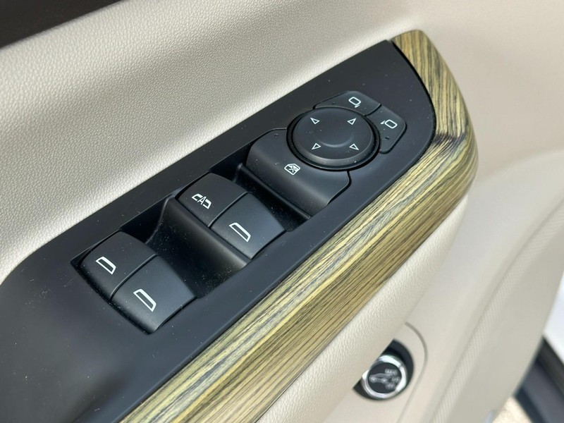 GMC Acadia Vehicle Full-screen Gallery Image 18