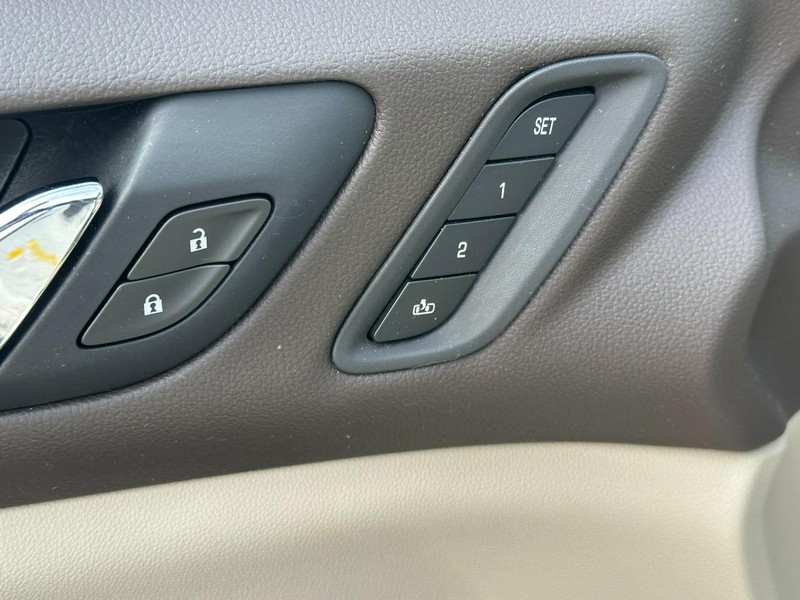 GMC Acadia Vehicle Full-screen Gallery Image 19