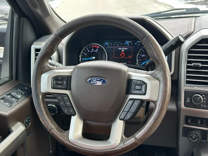 Ford Super Duty F-350 SRW Vehicle Full-screen Gallery Image 14