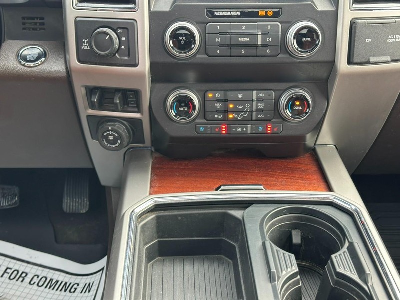 Ford Super Duty F-350 SRW Vehicle Full-screen Gallery Image 16