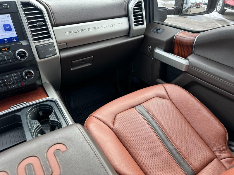 Ford Super Duty F-350 SRW Vehicle Full-screen Gallery Image 17