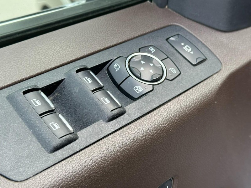 Ford Super Duty F-350 SRW Vehicle Full-screen Gallery Image 18