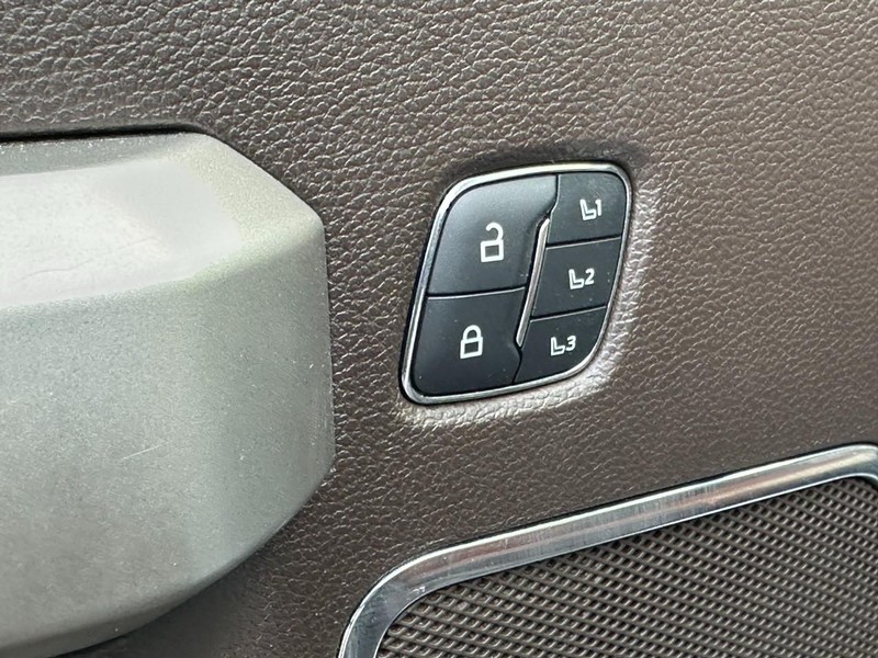 Ford Super Duty F-350 SRW Vehicle Full-screen Gallery Image 19