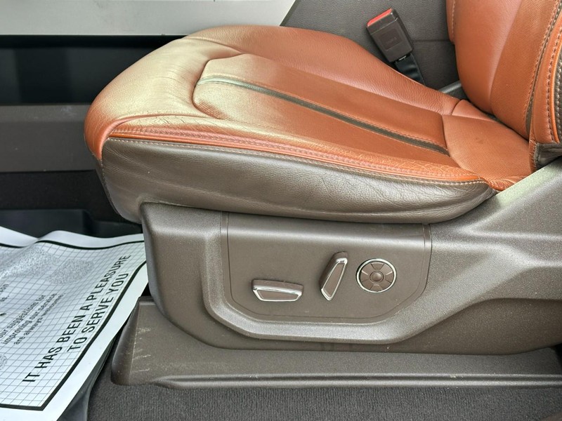 Ford Super Duty F-350 SRW Vehicle Full-screen Gallery Image 20