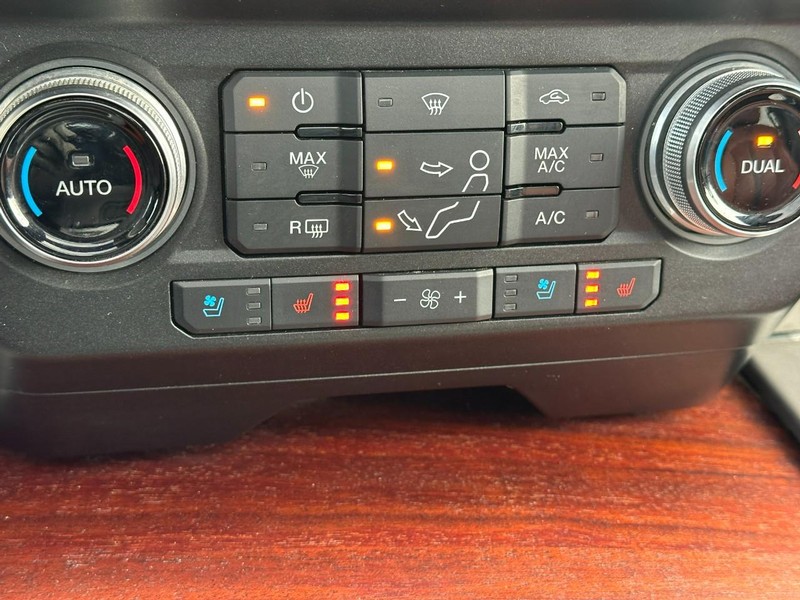 Ford Super Duty F-350 SRW Vehicle Full-screen Gallery Image 25