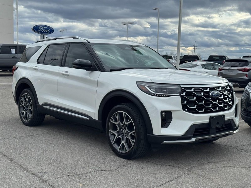 Ford Explorer Vehicle Full-screen Gallery Image 2