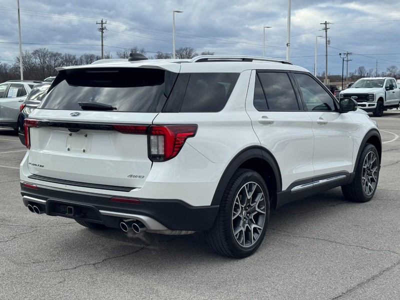 Ford Explorer Vehicle Full-screen Gallery Image 3