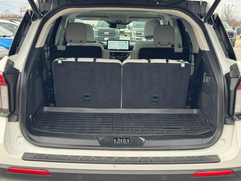 Ford Explorer Vehicle Full-screen Gallery Image 4