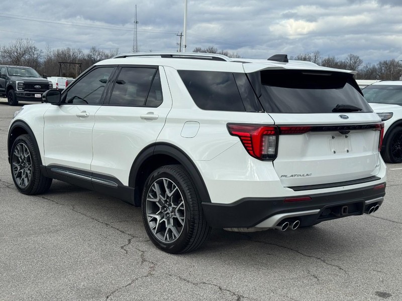 Ford Explorer Vehicle Full-screen Gallery Image 6