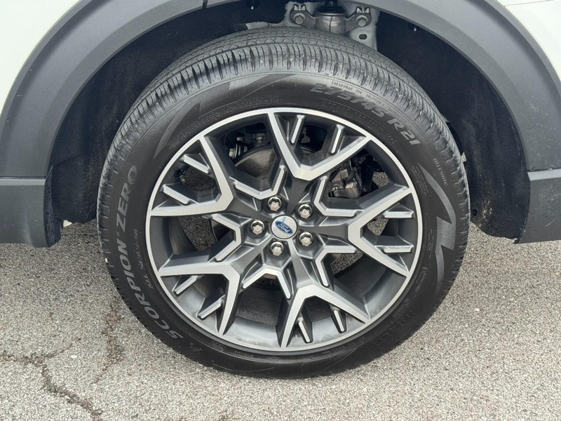 Ford Explorer Vehicle Full-screen Gallery Image 7