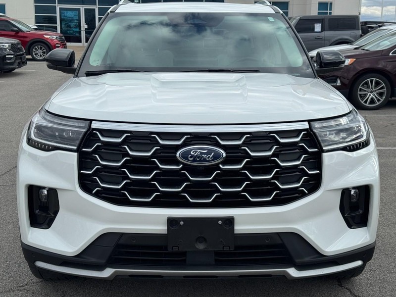 Ford Explorer Vehicle Full-screen Gallery Image 9