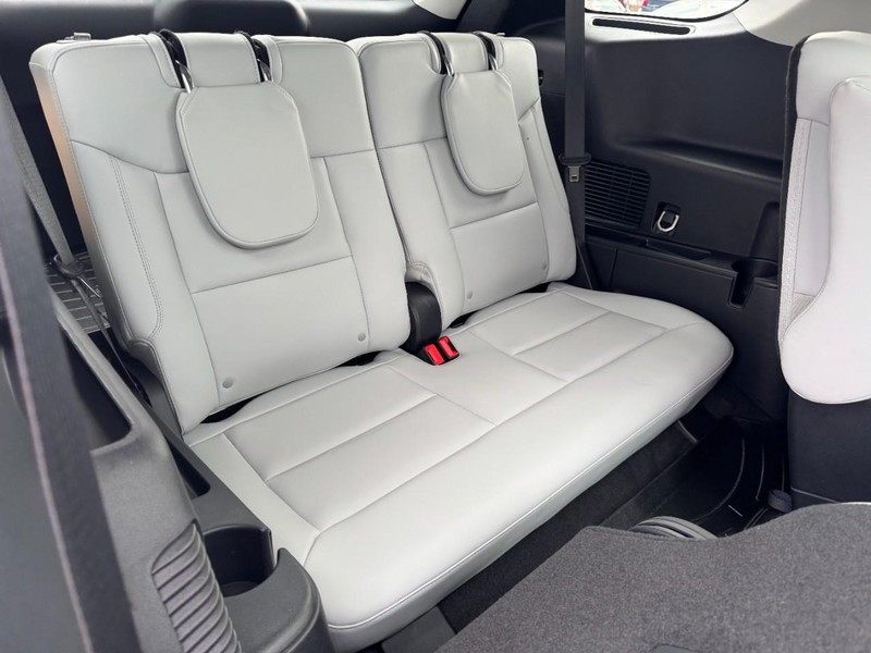 Ford Explorer Vehicle Full-screen Gallery Image 11