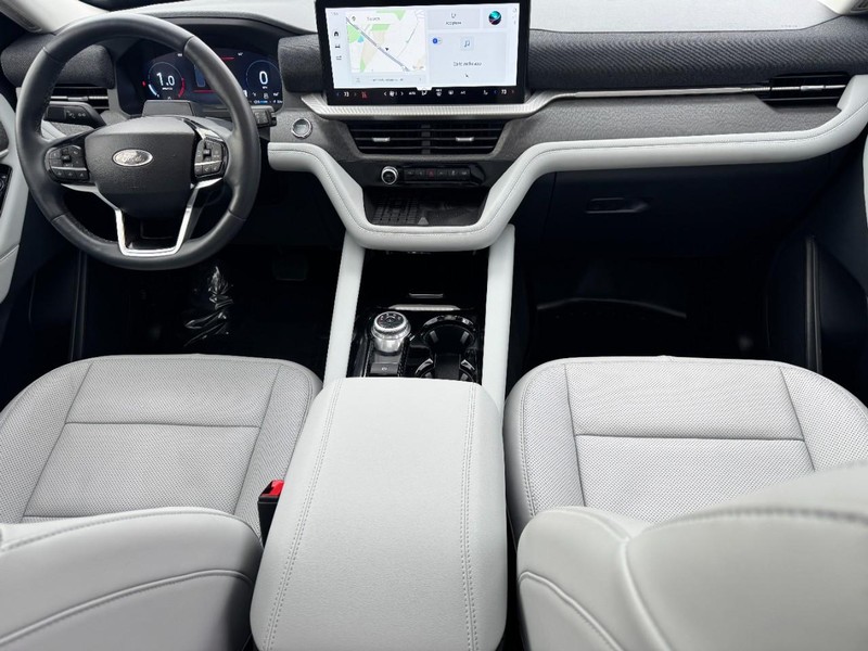 Ford Explorer Vehicle Full-screen Gallery Image 12