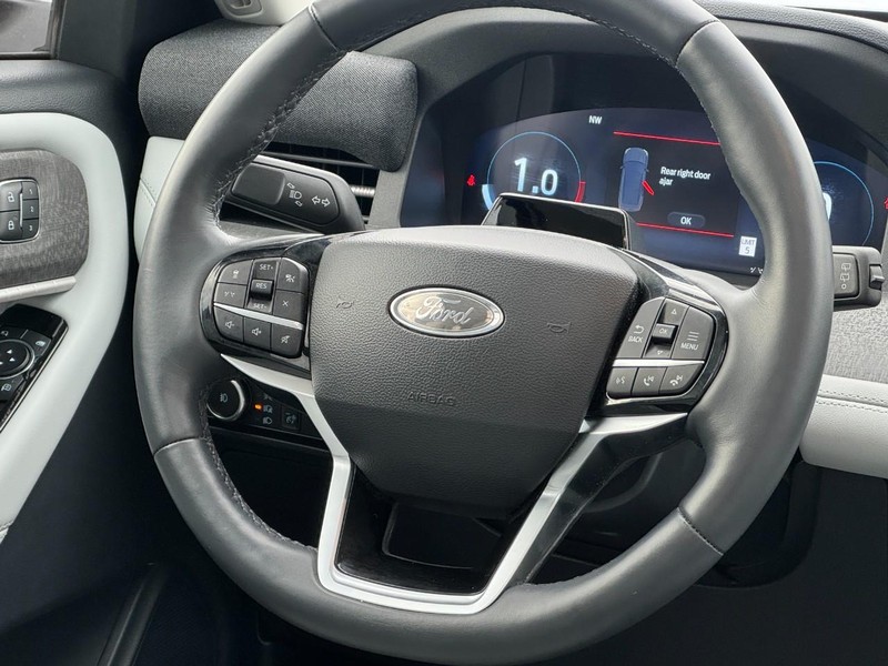 Ford Explorer Vehicle Full-screen Gallery Image 13