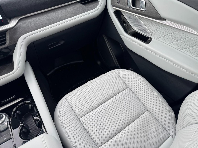 Ford Explorer Vehicle Full-screen Gallery Image 16