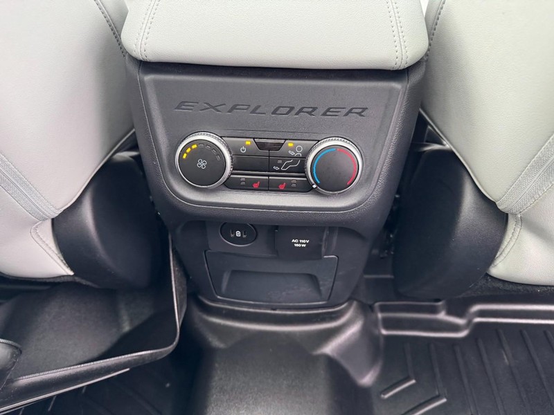 Ford Explorer Vehicle Full-screen Gallery Image 17
