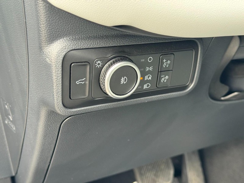 Ford Explorer Vehicle Full-screen Gallery Image 18