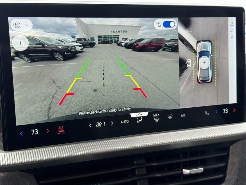 Ford Explorer Vehicle Full-screen Gallery Image 23