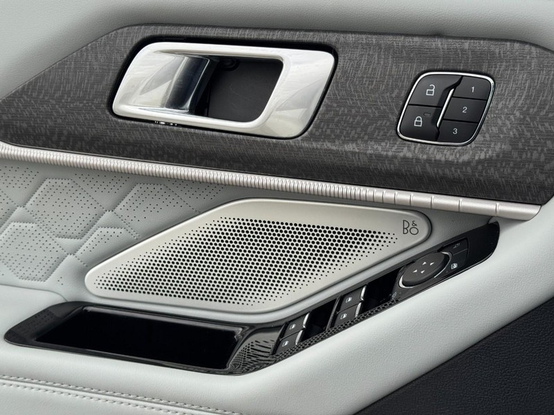 Ford Explorer Vehicle Full-screen Gallery Image 25