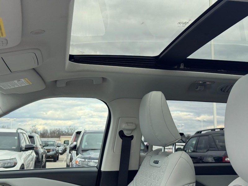 Ford Explorer Vehicle Full-screen Gallery Image 26