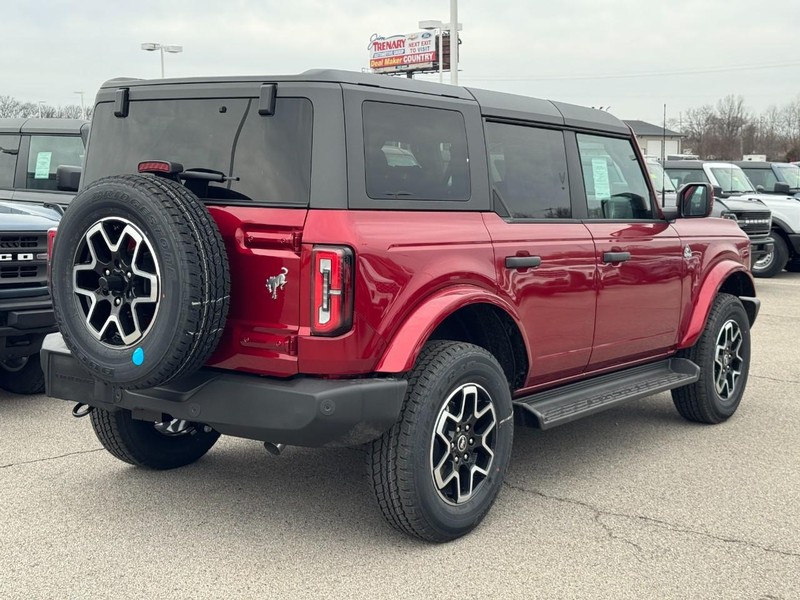 Ford Bronco Vehicle Full-screen Gallery Image 3