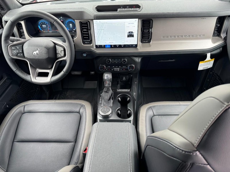 Ford Bronco Vehicle Full-screen Gallery Image 6