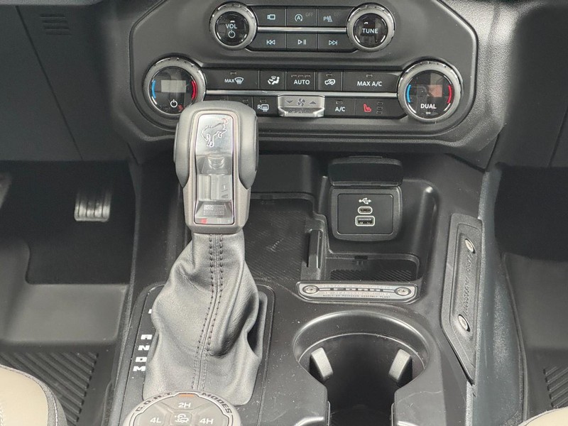 Ford Bronco Vehicle Full-screen Gallery Image 9