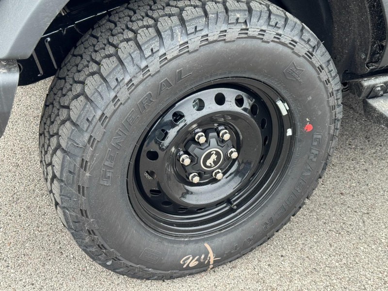 Ford Bronco Vehicle Full-screen Gallery Image 4