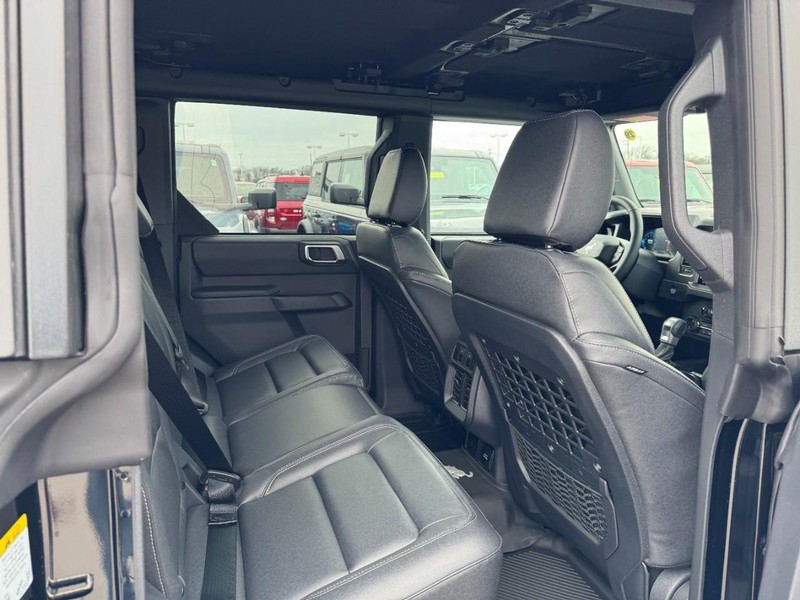 Ford Bronco Vehicle Full-screen Gallery Image 5