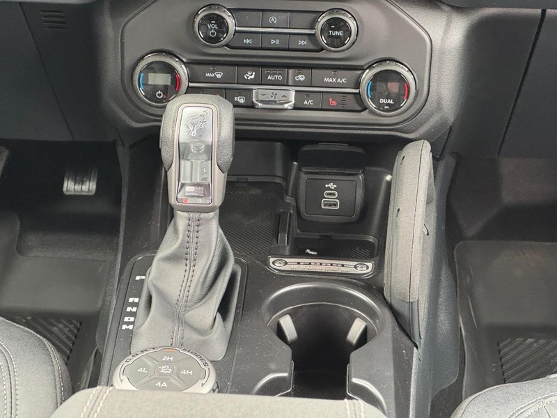 Ford Bronco Vehicle Full-screen Gallery Image 9