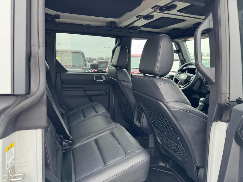 Ford Bronco Vehicle Full-screen Gallery Image 5