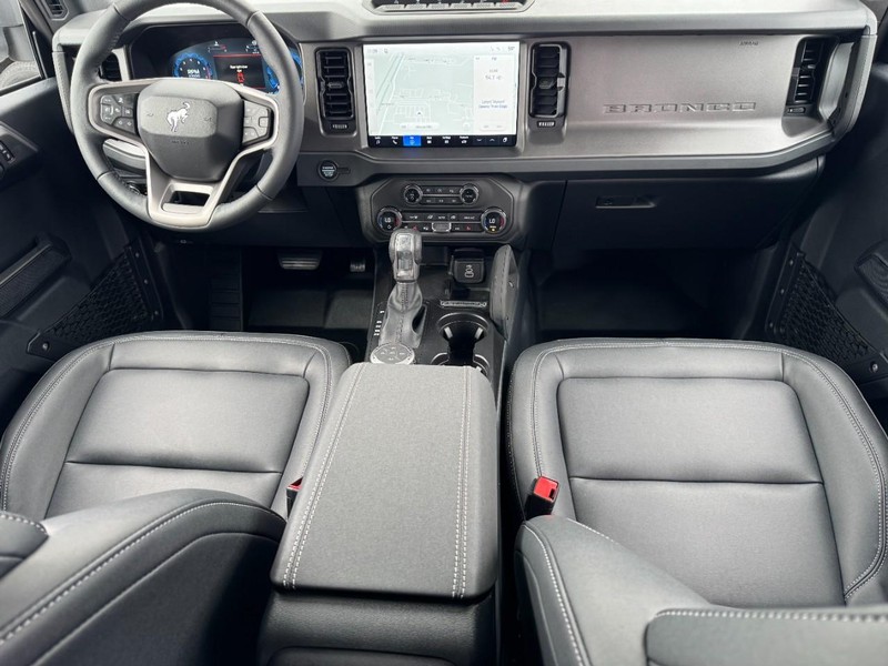 Ford Bronco Vehicle Full-screen Gallery Image 6