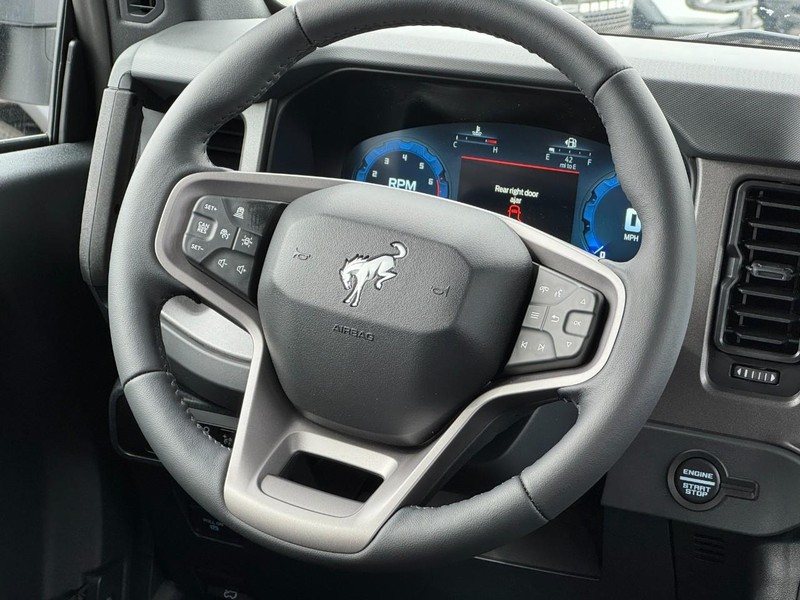 Ford Bronco Vehicle Full-screen Gallery Image 7