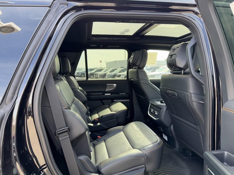 Ford Expedition Vehicle Full-screen Gallery Image 5