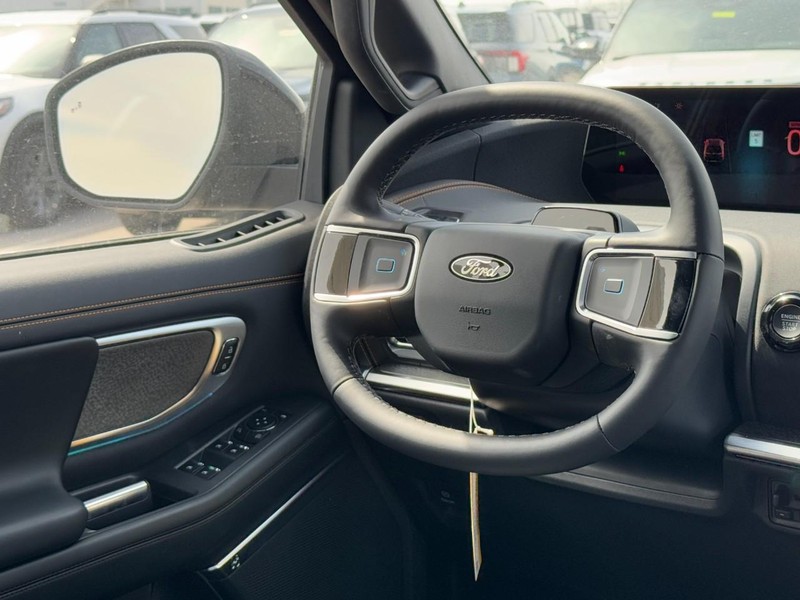 Ford Expedition Vehicle Full-screen Gallery Image 8