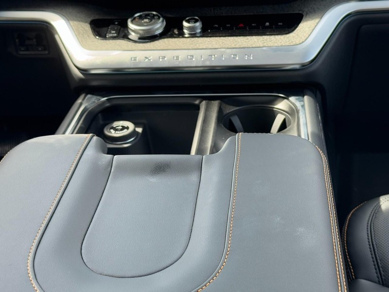 Ford Expedition Vehicle Full-screen Gallery Image 10