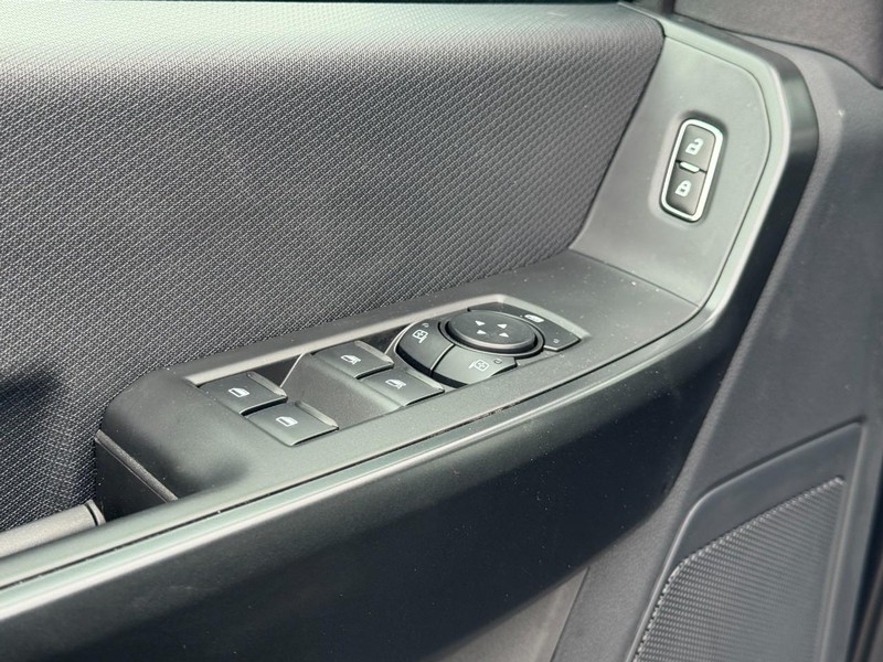 Ford F-150 Vehicle Full-screen Gallery Image 12